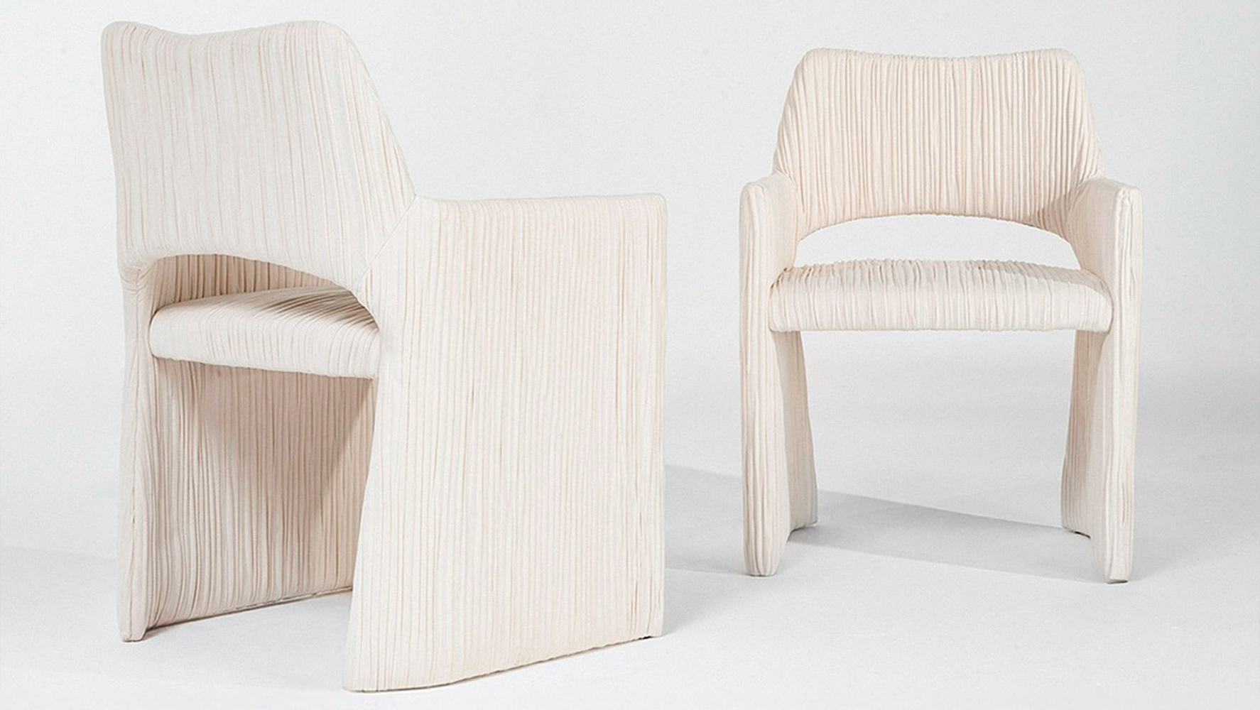 Cadeiras Sky criadas pela collab Folio | Neriage | Foto: Reprodução @folio.sp