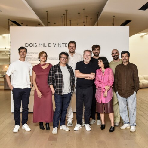 A partir da esquerda, Lucas Bond, Carol Gay, Alessandro Sartore, João Caetano, Susana Bastos e Marcelo Alvarenga. Ao fundo, Luia Mantelli, Guilherme Wentz e Fernando Peregrino | Foto: Andre Nazareth