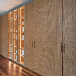 Foto 06 _ Armário com portas revestidas em couro trançado