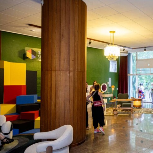 Edição de 2025 do BOOMSPDESIGN no Circolo Italiano com expositores que conectam arte e design. Foto: Monique Araújo/ DW!