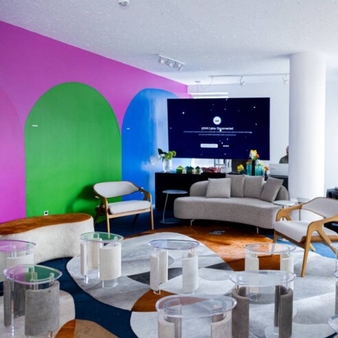 Edição de 2025 do BOOMSPDESIGN no Circolo Italiano com expositores que conectam arte e design. Foto: Monique Araújo/ DW!