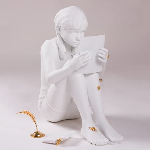 Escultura Menina e a Carta