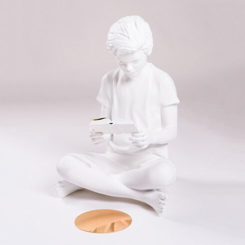 Escultura Menino e o Livro