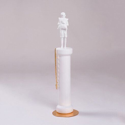 Escultura Menino com Travesseiro Rei Sonhador