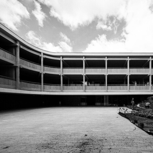 Assinado pelo escritório Acayaba + Rosenberg Arquitetos, o espaço de 2.000 m2 ressalta a água como elemento essencial de bem-estar e inspiração primordial para os produtos da Docol | Foto: Manuel Sá