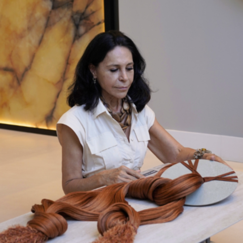 A designer Maximira Durigan apresenta colares e pingentes para a casa | Foto: Divulgação