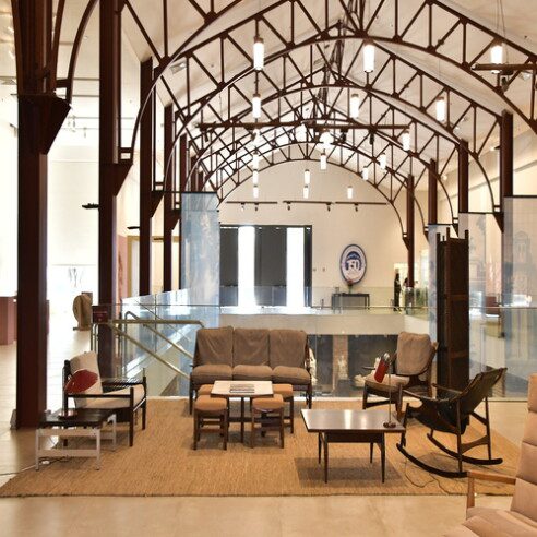 Mobiliário dos anos 1950-1960 na Exposição Desígnio