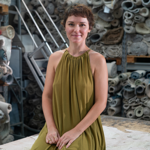 Lucie Socrate no ateliê da by Kamy Verde| Foto: Divulgação