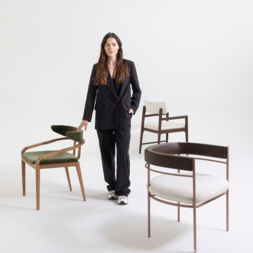 Linda Martins e as cadeiras da coleção Linhas de Permanência | Foto: Divulgação