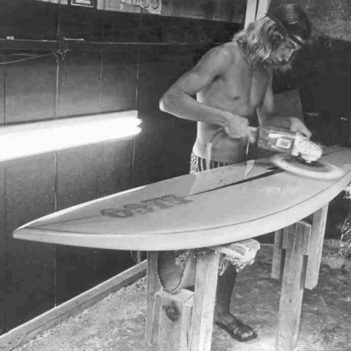 Rico de Souza em sua oficina em Guaratiba, no Rio de Janeiro | Foto: Acervo pessoal Rico de Souza